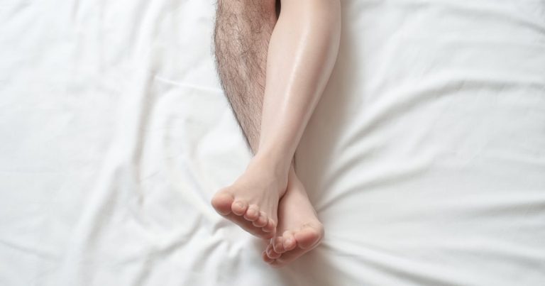 Depilación de las piernas masculinas. Antes y después.